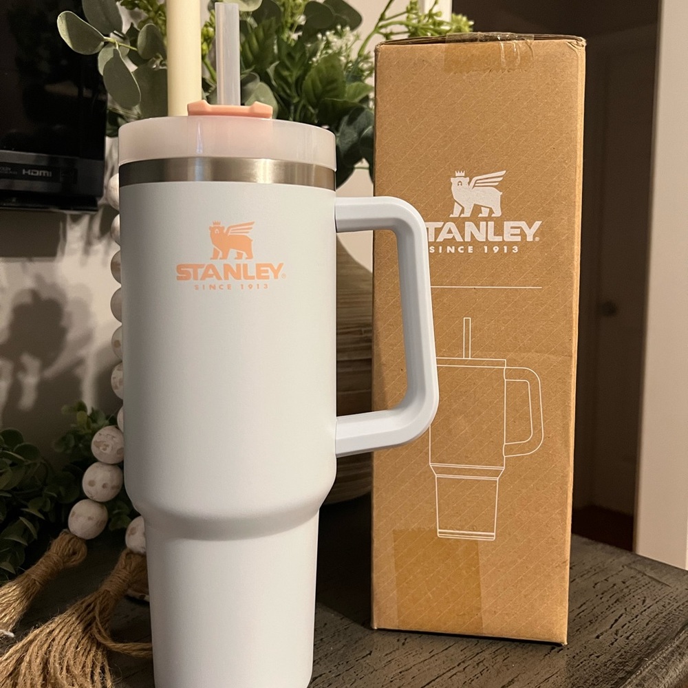 Stanley |Adventure Quencher Travel Tumbler| 40oz- Cloud